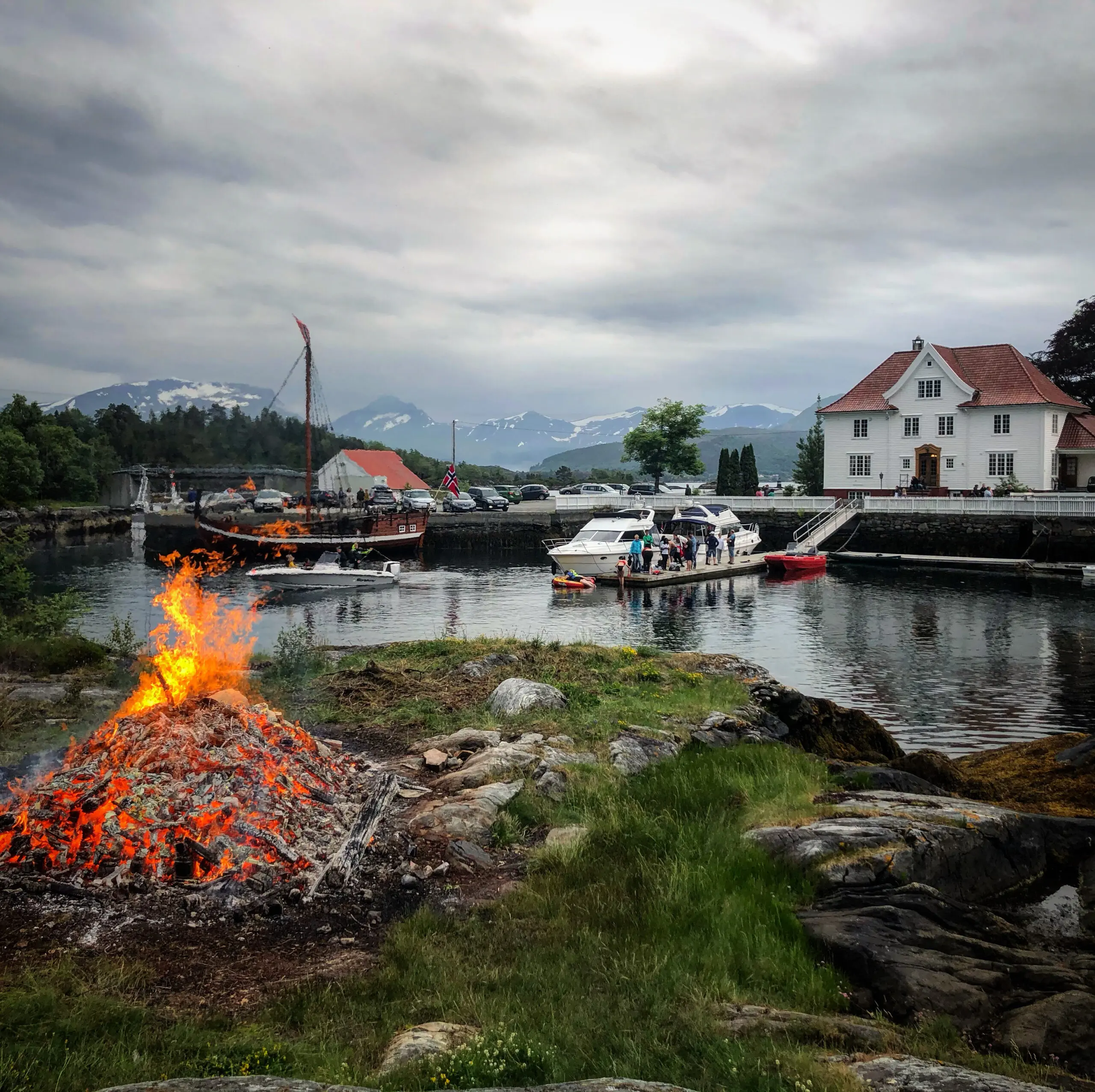 Jonsokfeiring med bål, båtar og hovudhus på Kjeldsund