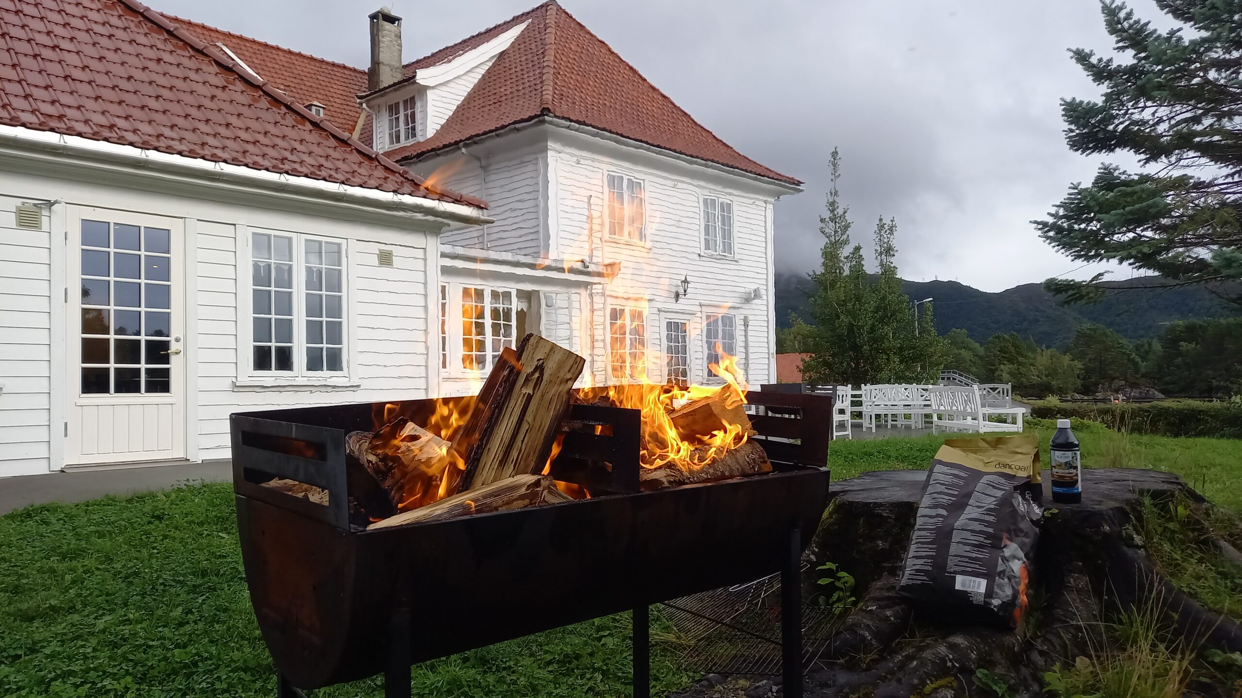 bål utenfor hovedbygningen på kjeldsund