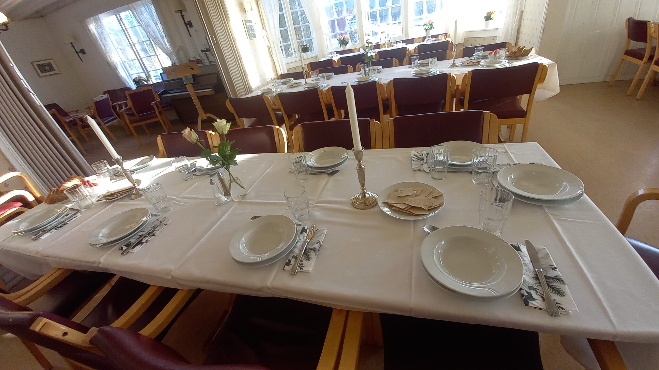 selskapsdekkede bord