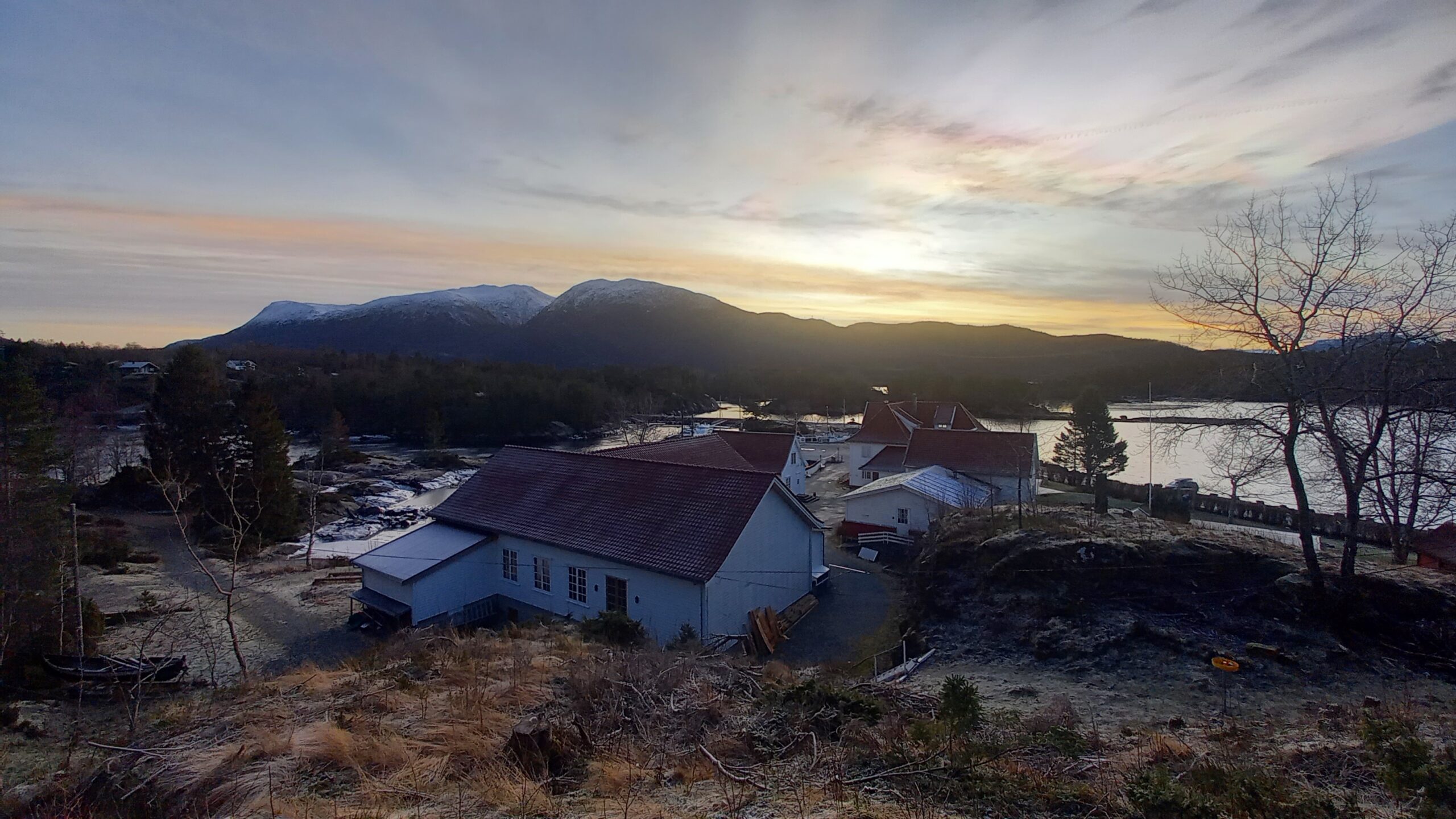 oversiktsbilde over bygninger i nærheten av vann