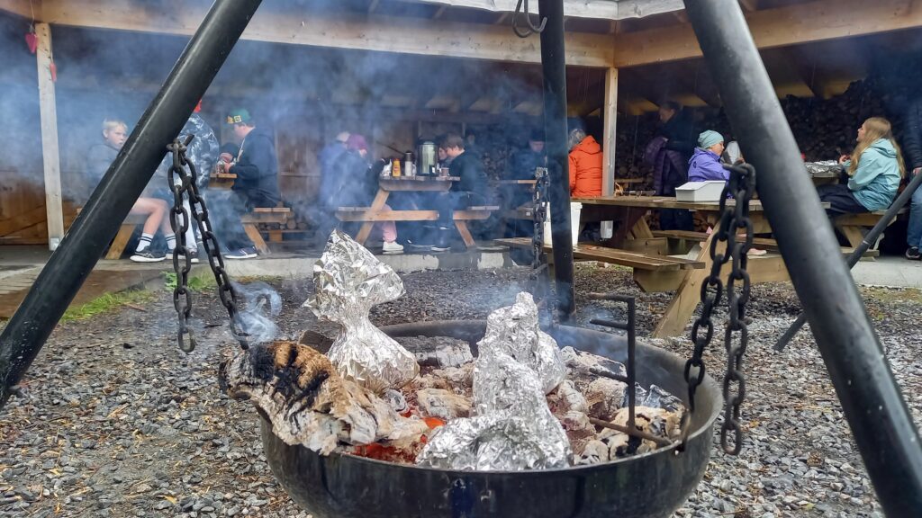 båpanne foran mennesker