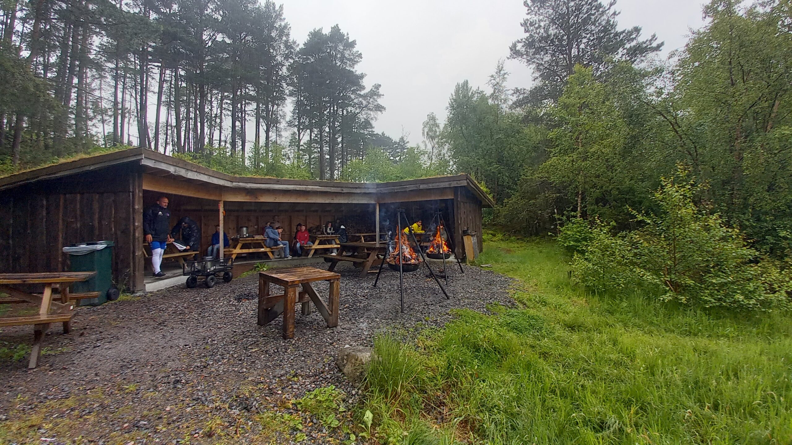 flere mennesker samlet foran bålpanner