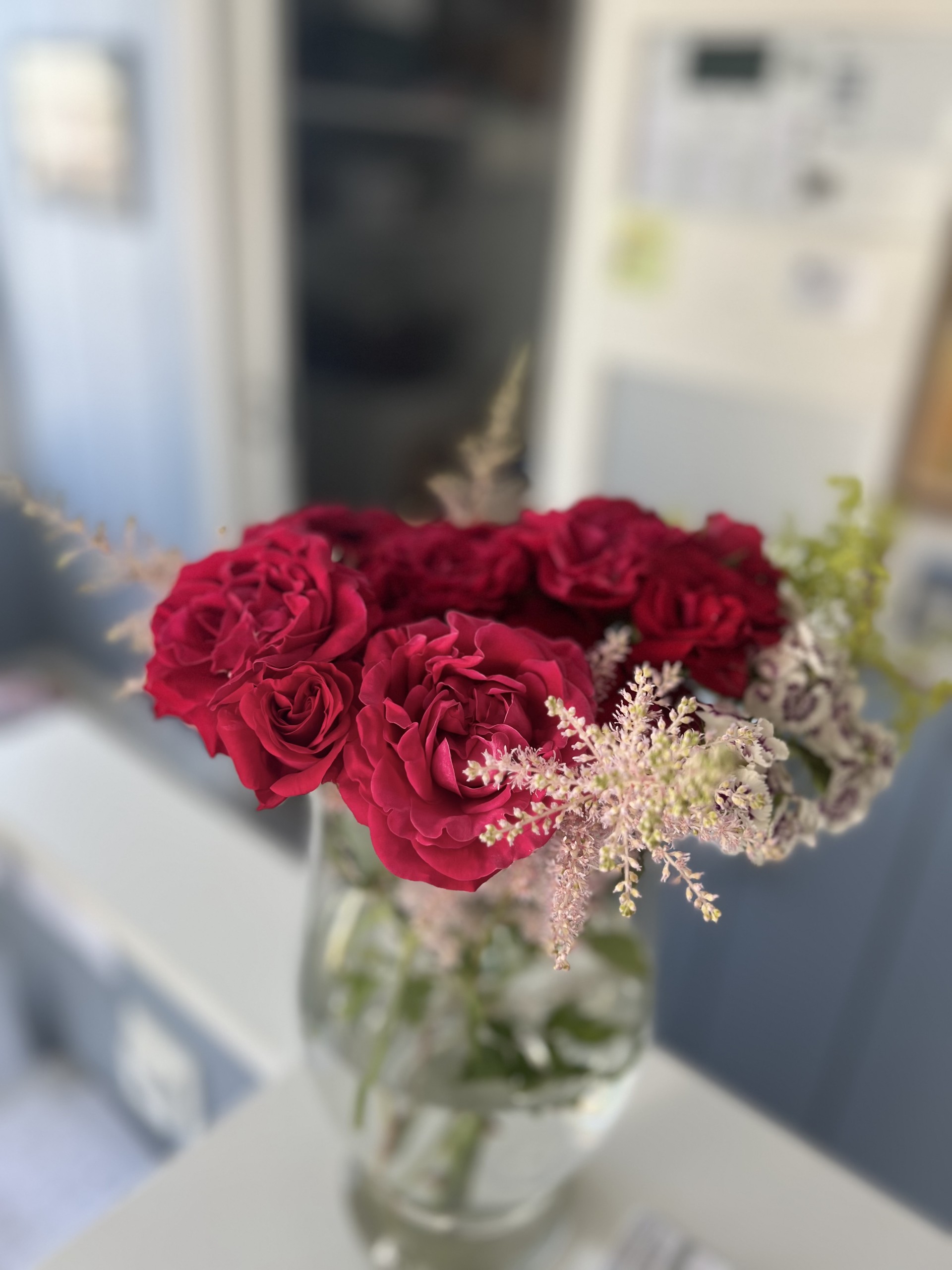 bilde av røde roser i en vase
