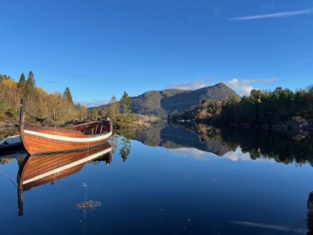 IMG_8803_blikkstille sjø med Inmf