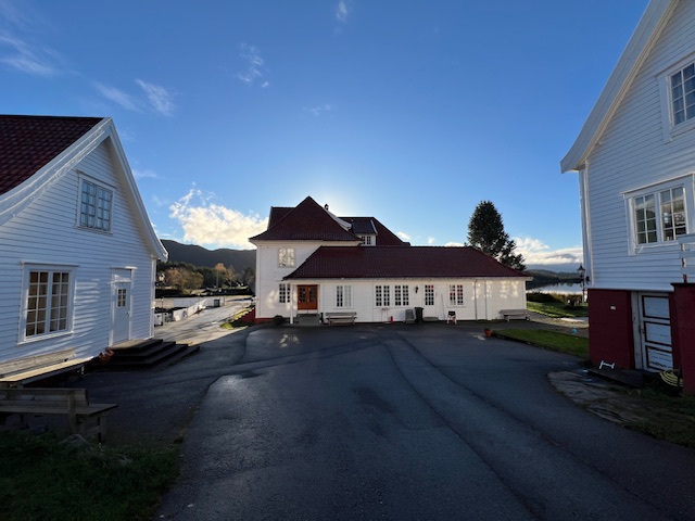 IMG_8817_Tunet mellom husa