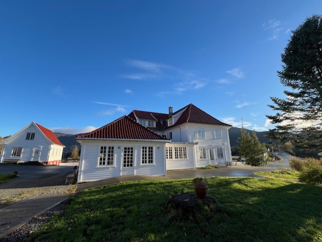 IMG_8827_hovedhus med Kramboda i bakgrunn